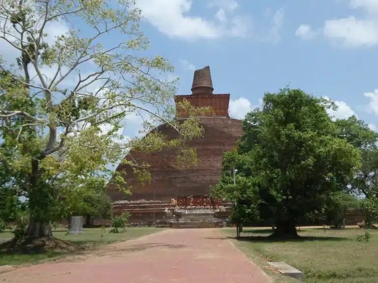 anuradhapura-srilanka-pépite-atypique-dagoba