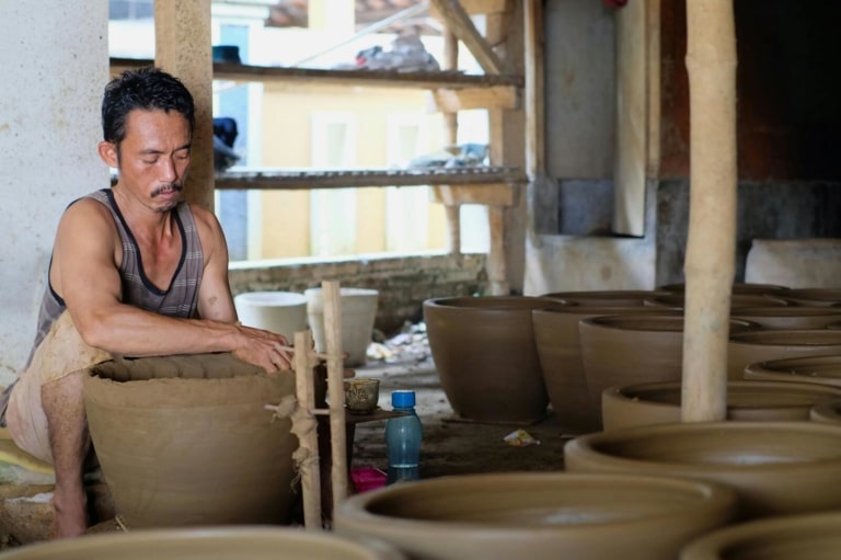 indonesian-pottery-artisan-handmade-clay-pots