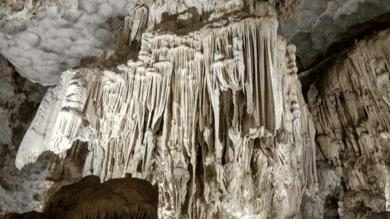 spectacular-limestone-drapery-formations-thien-cung-cave