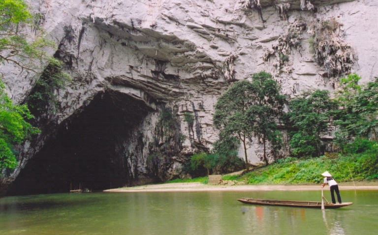 spectacular-limestone-entrance-puong-cave-ba-be