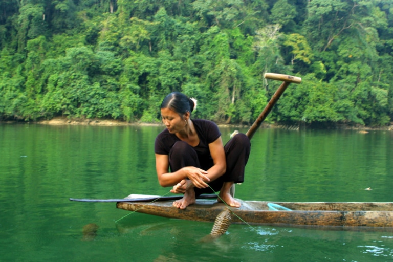 tay-ethnic-woman-fishing-traditional-dugout-canoe-ba-be-lake