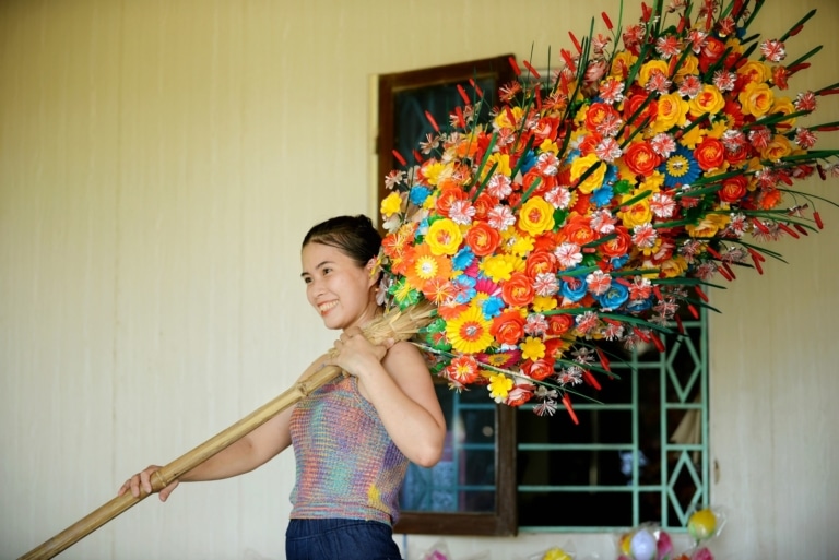 thanh-tien-paper-flower-village-artisan-hue
