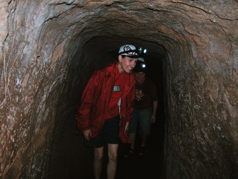 tourists-exploring-vinh-moc-tunnels-dmz-tour