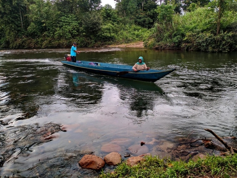 traditional-borneo-river-boat-local-people-transport