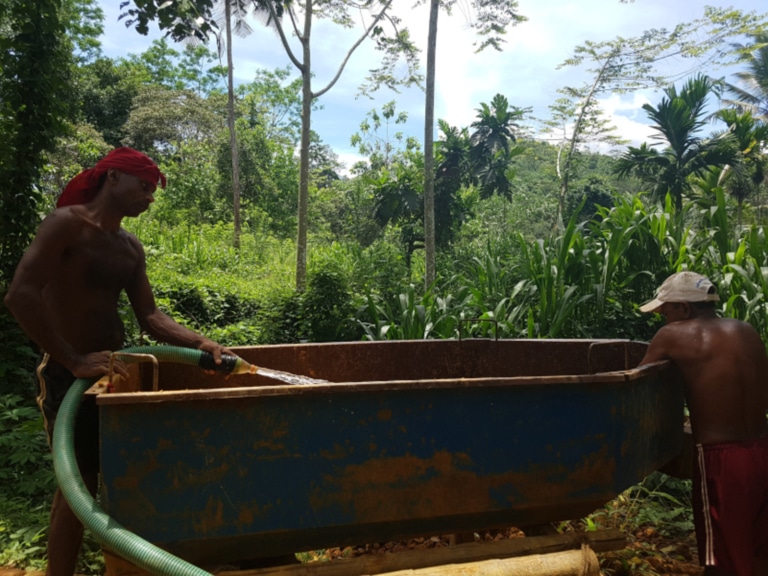 traditional-gem-mining-sri-lanka-washing