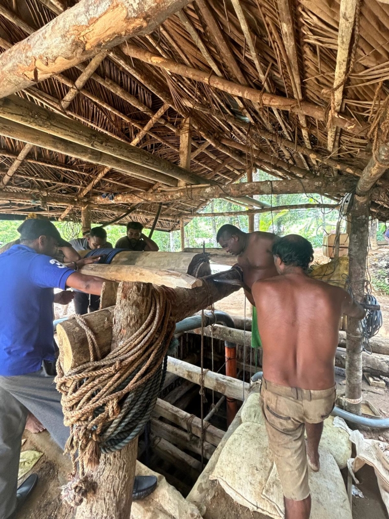 traditional-gem-mining-sri-lanka-workers
