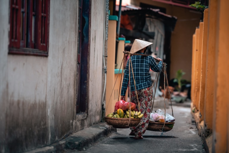 vietnamese-street-vendor-hoi-an-old-quarter