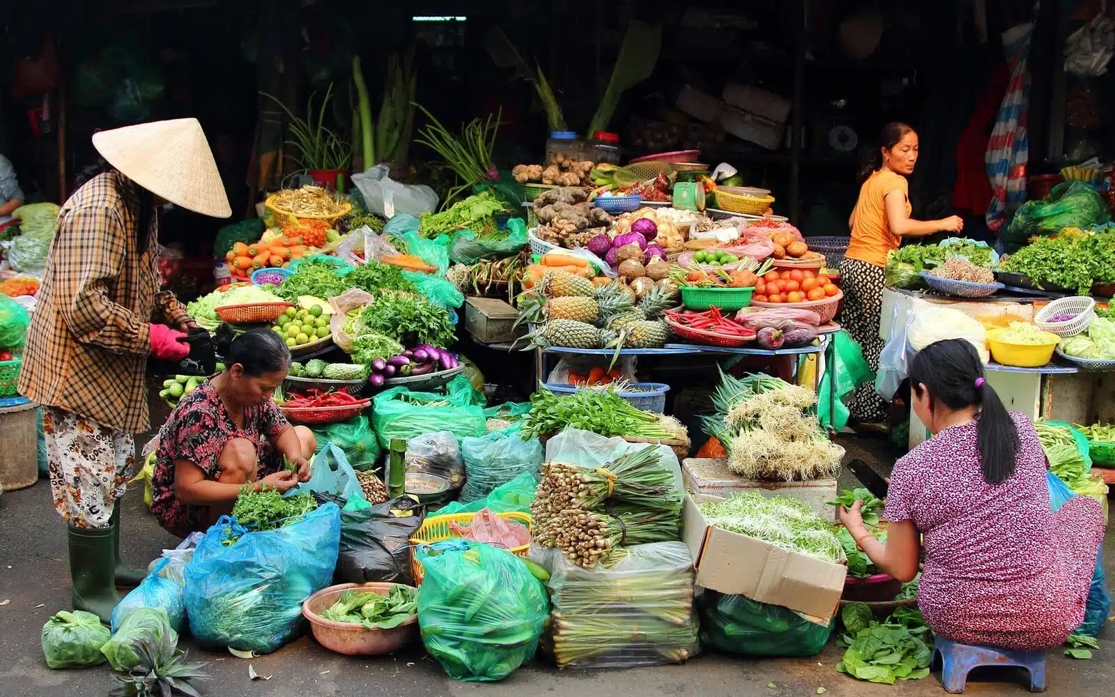 dong ba market local food stalls hue