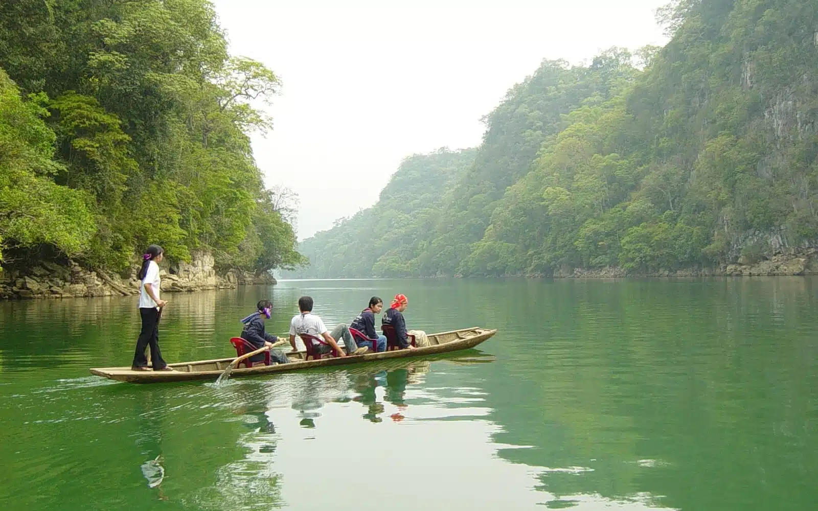 traditional boat trip emerald river ba be national park